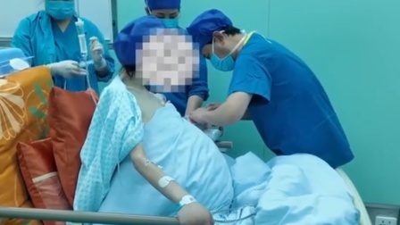 40岁女子腹腔长出104斤肿瘤占体重一半，肚子大得像不倒翁