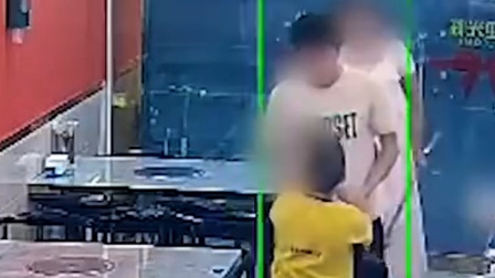 6岁男孩用玩具指了客人一下，被当场扇巴掌