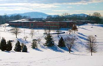 雪中的西皮埃蒙特社区学院主校区